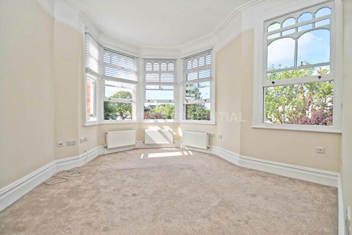 3 Bedroom Flat To Rent In Durham Road, London, SW20