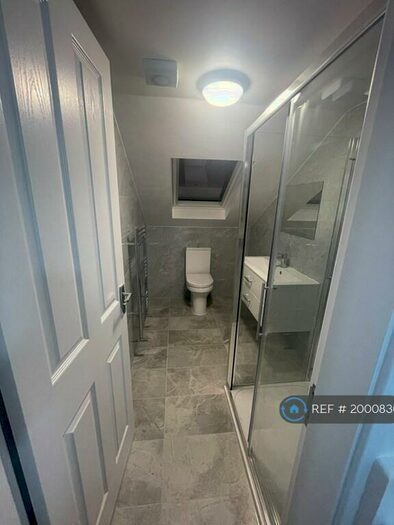 3 Bedroom Flat To Rent In Birkbeck Road - Upper, London, N17