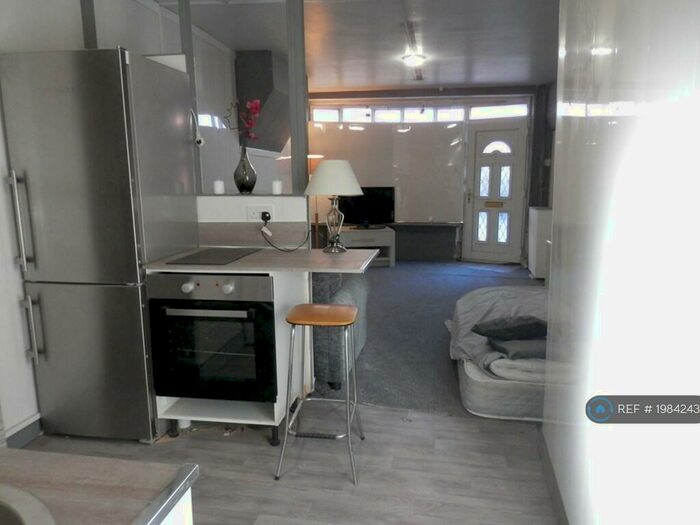 Studio To Rent In Newcastle Under Lyme, Newcastle Under Lyme, ST5