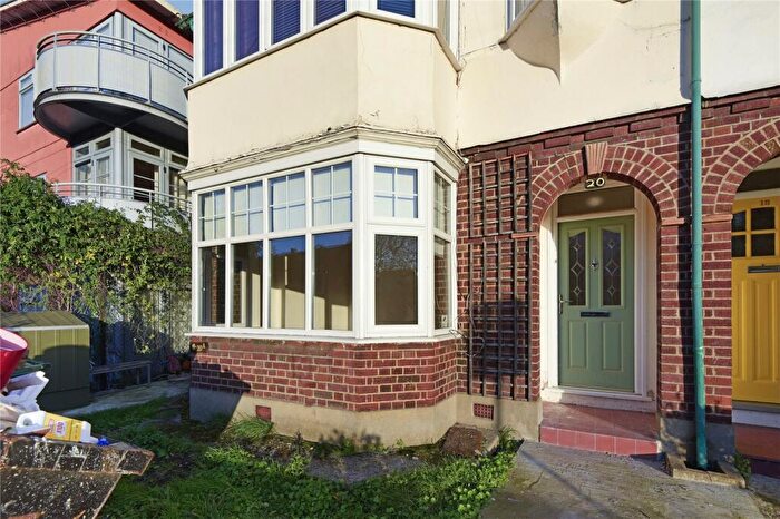 2 Bedroom Flat To Rent In Bisterne Avenue, Walthamstow, London, E17