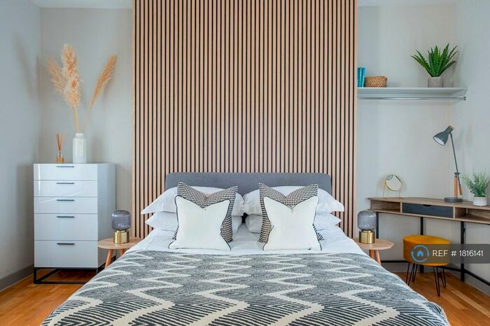 Studio To Rent In The George, London, N7