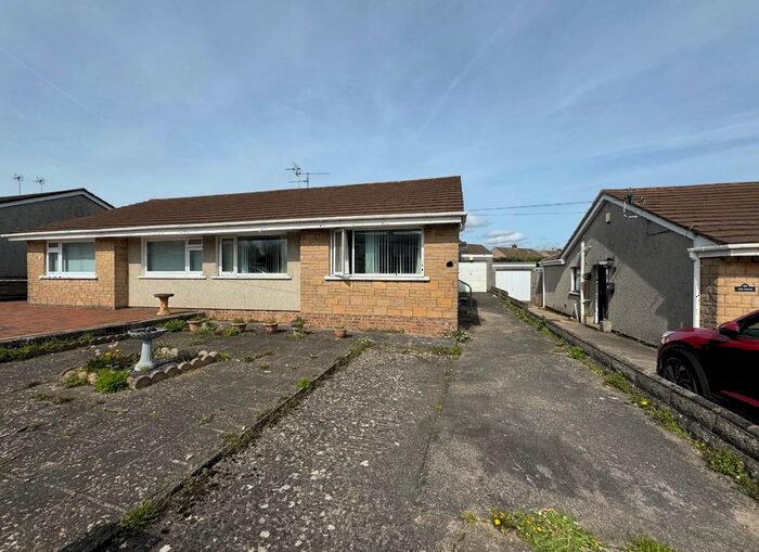 2 Bedroom Bungalow To Rent In Beechwood Drive, Penarth, CF64