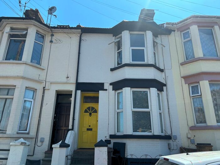 1 Bedroom Flat To Rent In Richmond Road, Gillingham, ME7