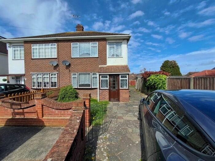 3 Bedroom Property To Rent In Giles Close, Rainham, RM13