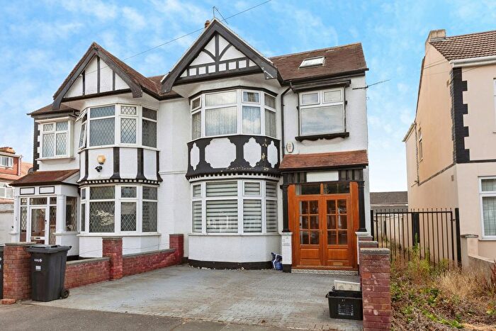 4 Bedroom Semi Detached House For Sale In Brantwood Gardens, Ilford, IG4