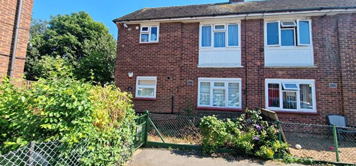 2 Bedroom Flat To Rent In West End Lane, Stoke Poges, SL2
