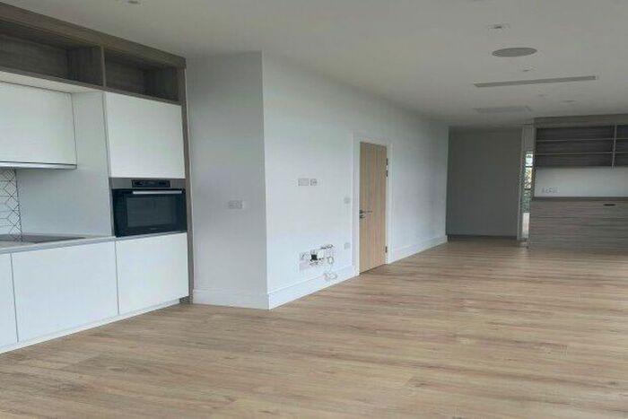 Studio To Rent In Station Road, Addlestone, KT15