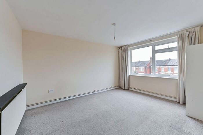 2 Bedroom Flat To Rent In The Elms, Tooting Bec, London, SW17
