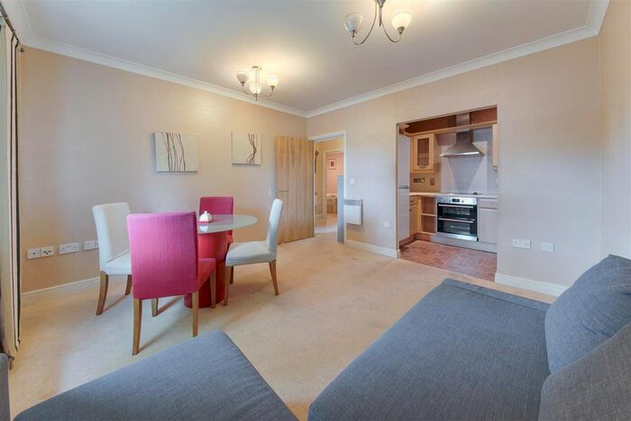 2 Bedroom Flat To Rent In High Road, London, N12