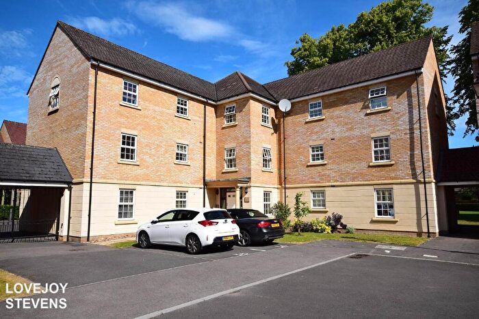 2 Bedroom Flat To Rent In Old College Road, Newbury, RG14