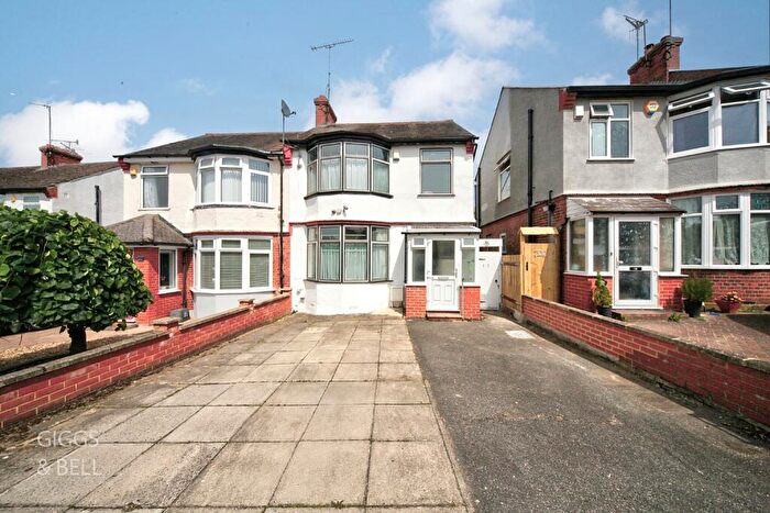 3 Bedroom Semi-Detached House For Sale In Park Street, Luton, Bedfordshire, LU1