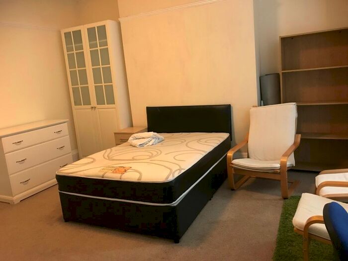 3 Bedroom Flat To Rent In Ashgrove, Bradford, BD7