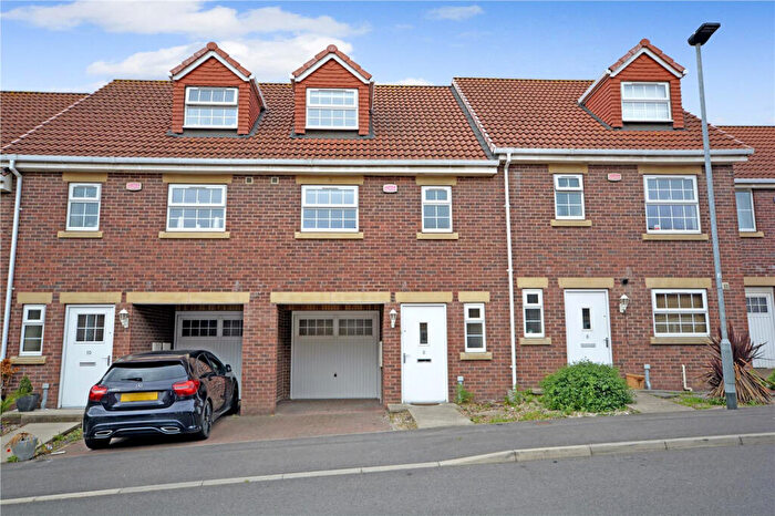 3 Bedroom Town House To Rent In Highgrove Court, Carlton, Barnsley, S71