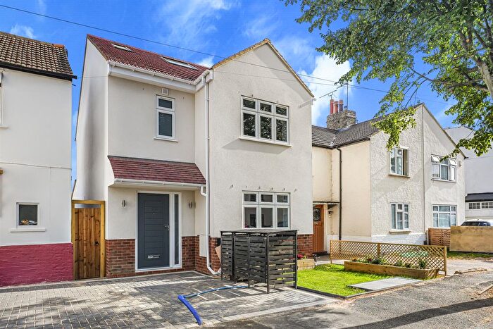 4 Bedroom Detached House For Sale In Sinclair Road, Chingford, E4