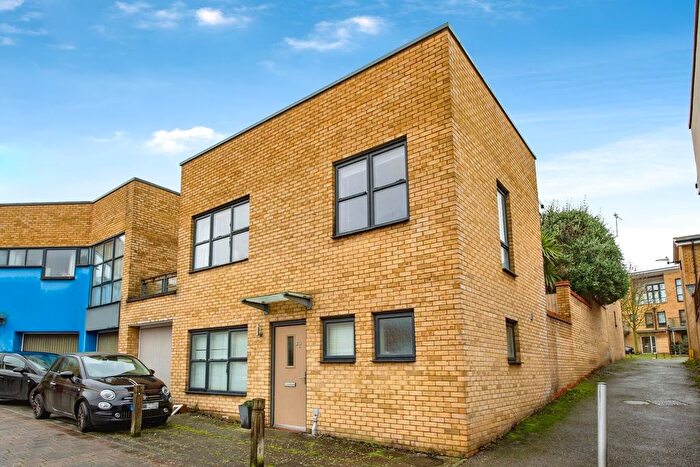 2 Bedroom Detached House For Sale In Courtyard Mews, Greenhithe, DA9