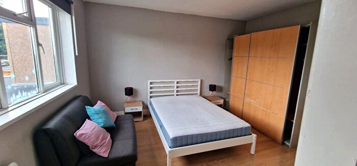 Studio To Rent In Edgware Road, London, NW2