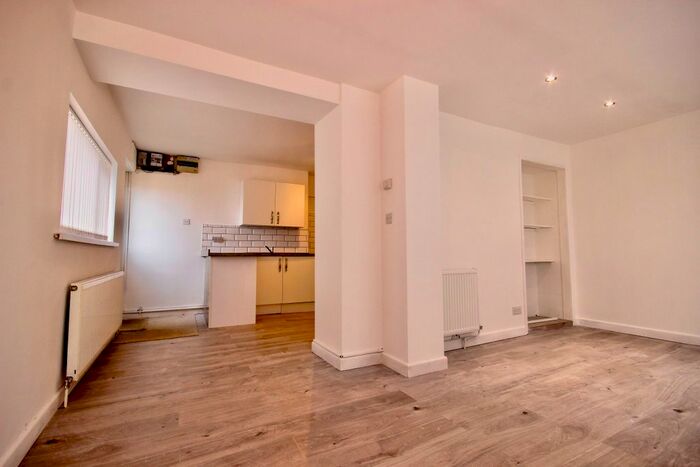 2 Bedroom Flat To Rent In Cardiff Road, Bargoed, CF81