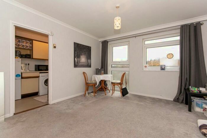 1 Bedroom Flat To Rent In Woodpecker Mount, Croydon, CR0