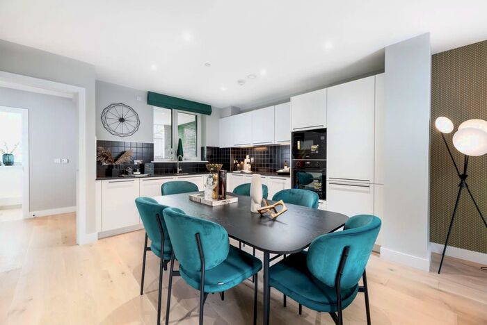 3 Bedroom Flat To Rent In Parkside West, London, E14