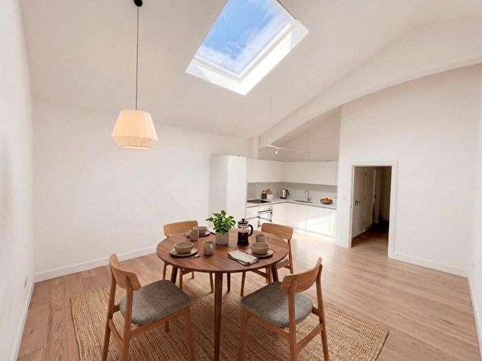 2 Bedroom Apartment For Sale In Clyde Square, Paisley Court, E14