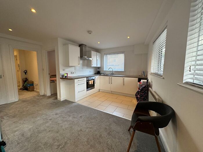 1 Bedroom Flat To Rent In High Street, Addlestone, KT15