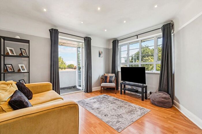 2 Bedroom Flat To Rent In Burntwood Lane, Earlsfield, SW17