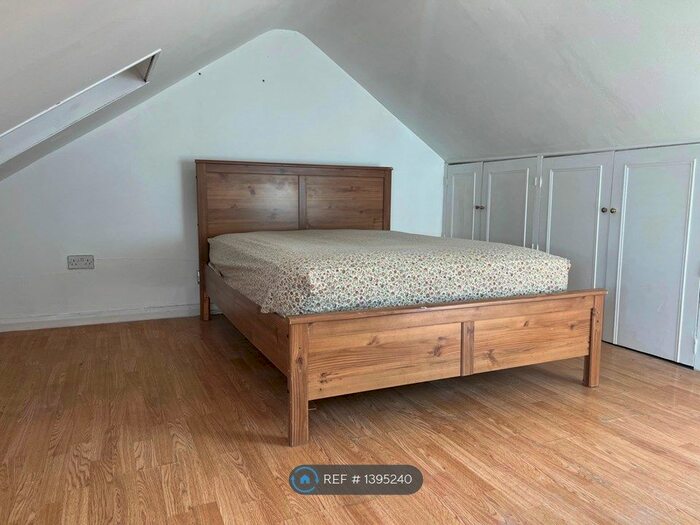 Studio To Rent In Meadfoot Road, London, SW16