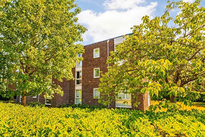 2 Bedroom Flat For Sale In Lambourn Grove, Kingston Upon Thames, KT1