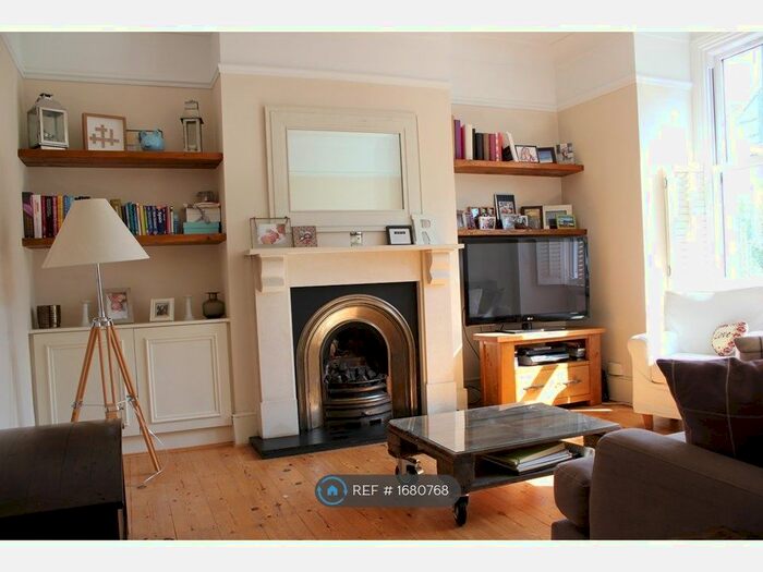 3 Bedroom Maisonette To Rent In Valley Road, London, SW16