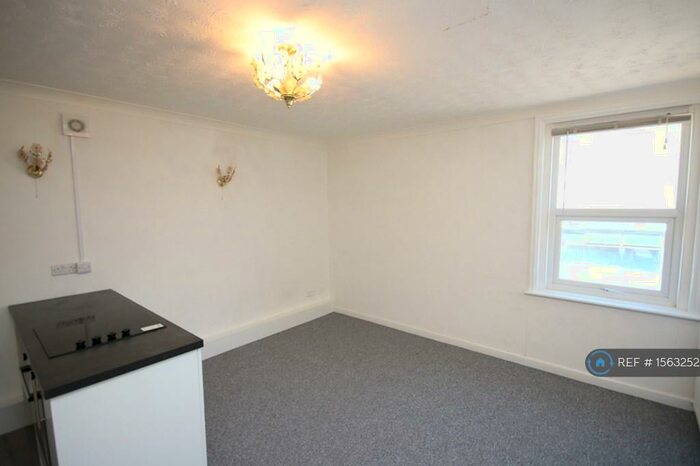 2 Bedroom Flat To Rent In Wimborne Road, Bournemouth, BH9