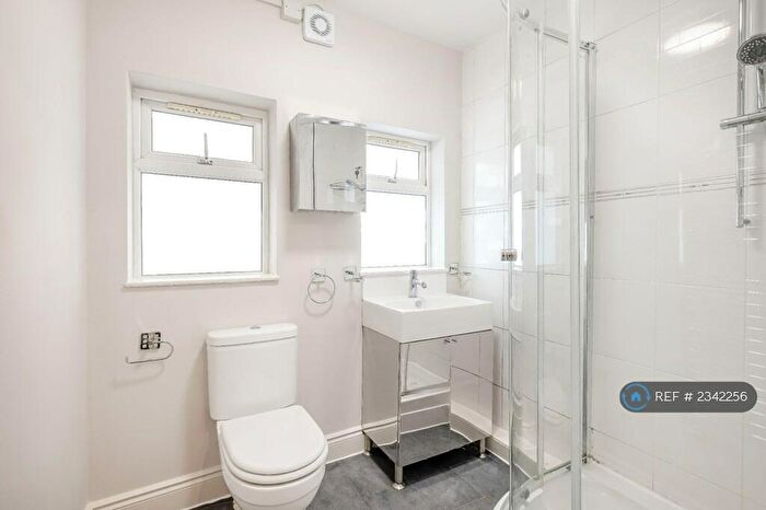 3 Bedroom Flat To Rent In Link House, London, E3