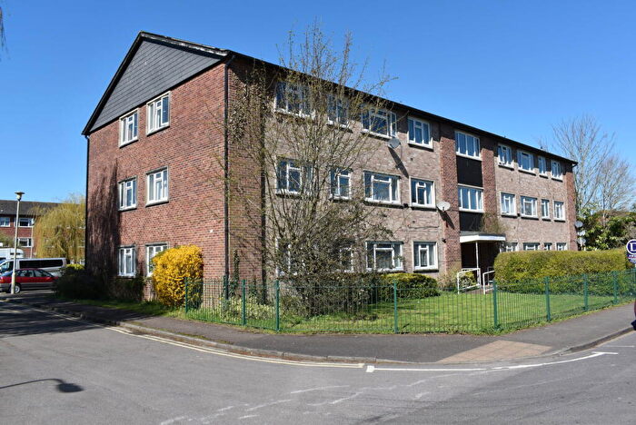 2 Bedroom Flat To Rent In Link Road, Newbury, RG14