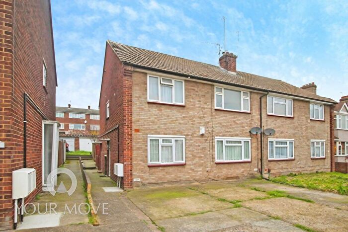 2 Bedroom Maisonette For Sale In Dudsbury Road, Dartford, Crayford, Kent, DA1