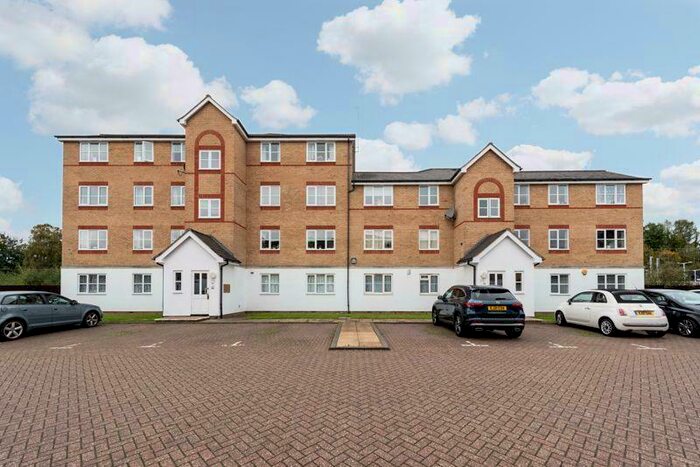 2 Bedroom Apartment To Rent In Clarence Close, Barnet, London, EN4