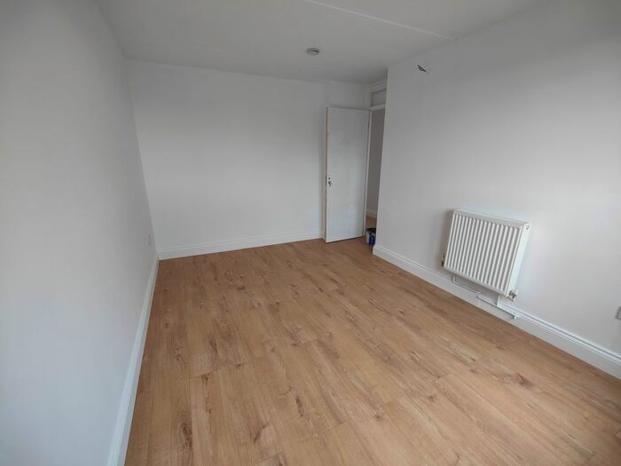 5 Bedroom Flat To Rent In Strasburg Road, London, Greater, SW11