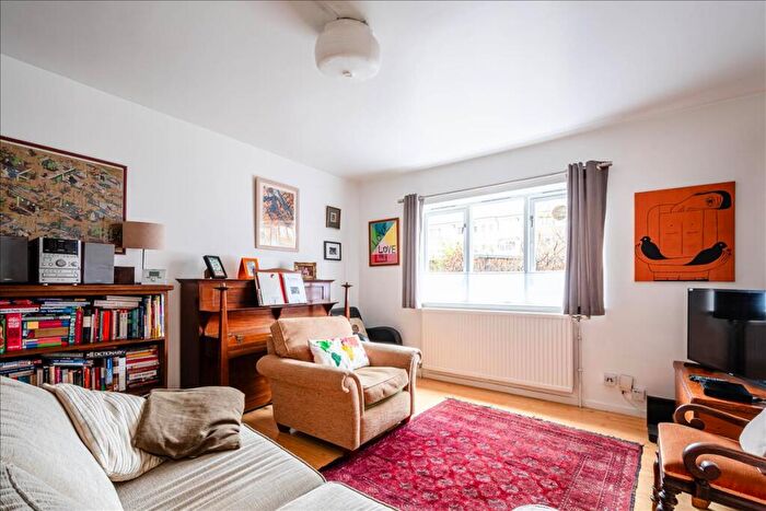 2 Bedroom Apartment For Sale In Tiber Gardens, Islington, N1