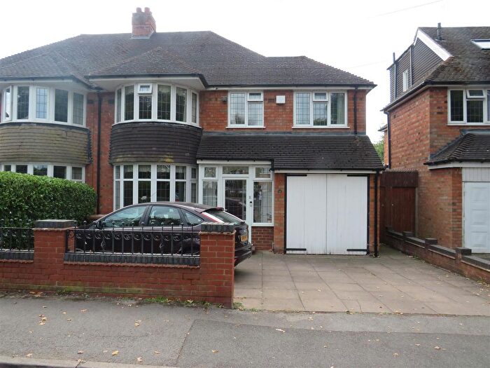 4 Bedroom Semi-detached House For Sale In West Avenue, Castle Bromwich, Birmingham, B36