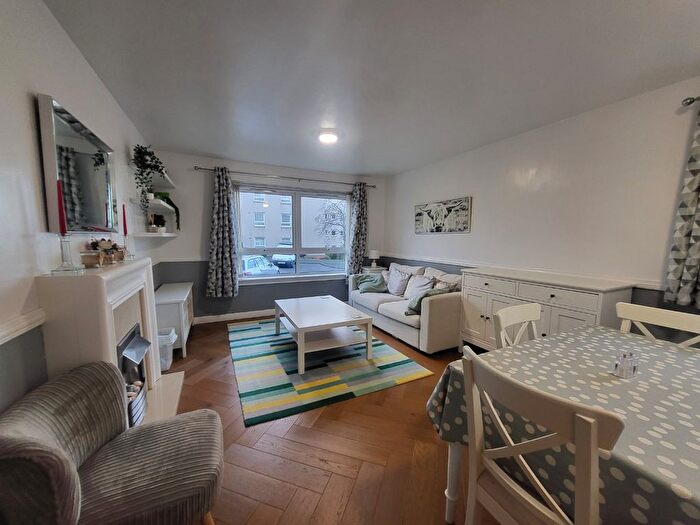 2 Bedroom Flat To Rent In West Court, Ravelston House Park, Edinburgh, EH4