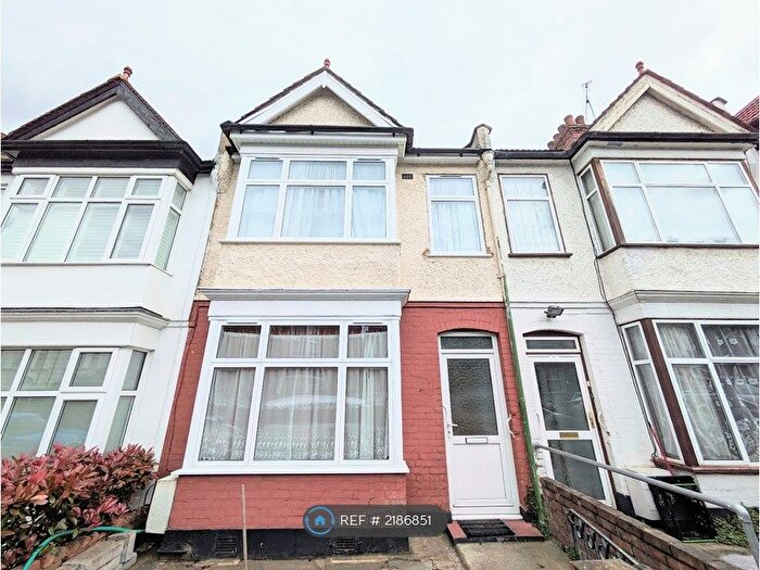 3 Bedroom Terraced House To Rent In Alexandra Road, London, NW4