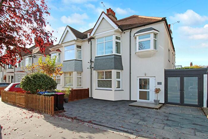 2 Bedroom Apartment For Sale In Salisbury Road, Leigh-On-Sea, SS9