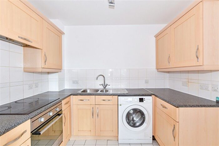2 Bedroom Flat For Sale In Mckenzie Court, Maidstone, Kent, ME14