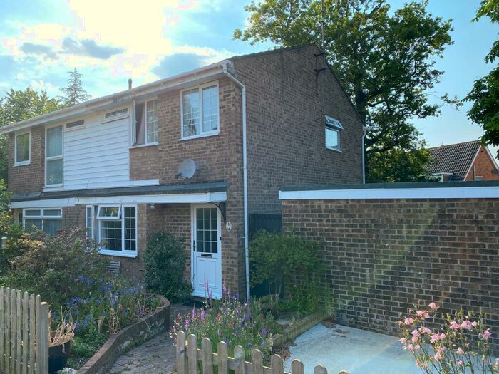 3 Bedroom Semi-Detached House To Rent In Fielden Close, North Baddesley, SO52