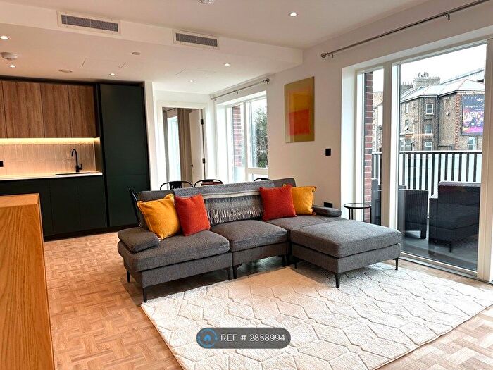 2 Bedroom Flat To Rent In Munstead Apartments, London, SW11