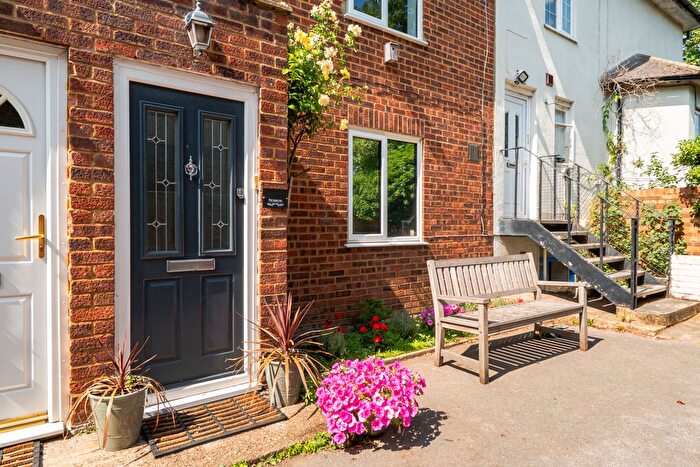 2 Bedroom Flat For Sale In High Road, Byfleet, KT14