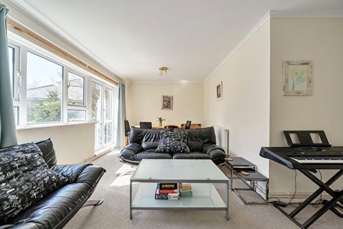 3 Bedroom Flat For Sale In Peldon Court Sheen Road, Richmond, Surrey, TW9