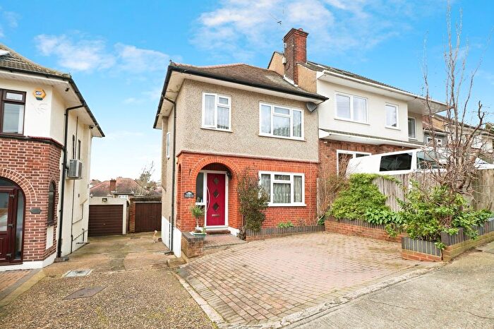 3 Bedroom Semi Detached House For Sale In Larchwood Close, Romford, RM5