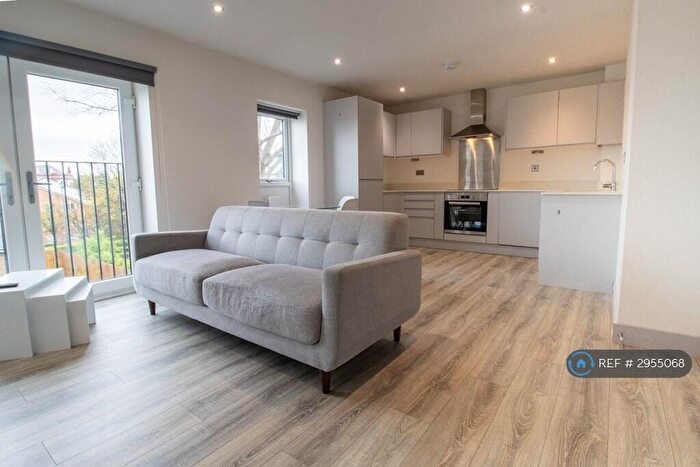 2 Bedroom Flat To Rent In Long Close Lane, Leeds, LS9