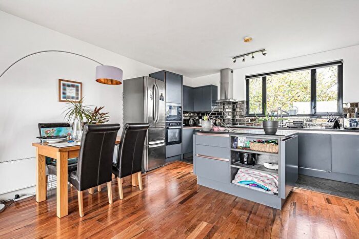 2 Bedroom Flat For Sale In Endwell Road, London, SE4