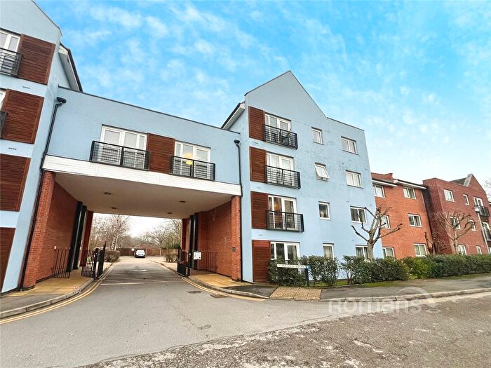 2 Bedroom Flat For Sale In Parsons Close, Aldershot, Hampshire, GU11