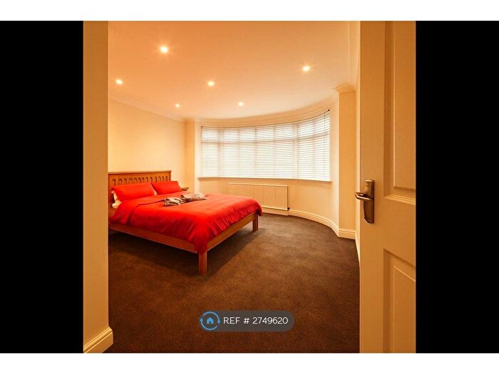 2 Bedroom Flat To Rent In Kinross Avenue, Worcester Park, KT4